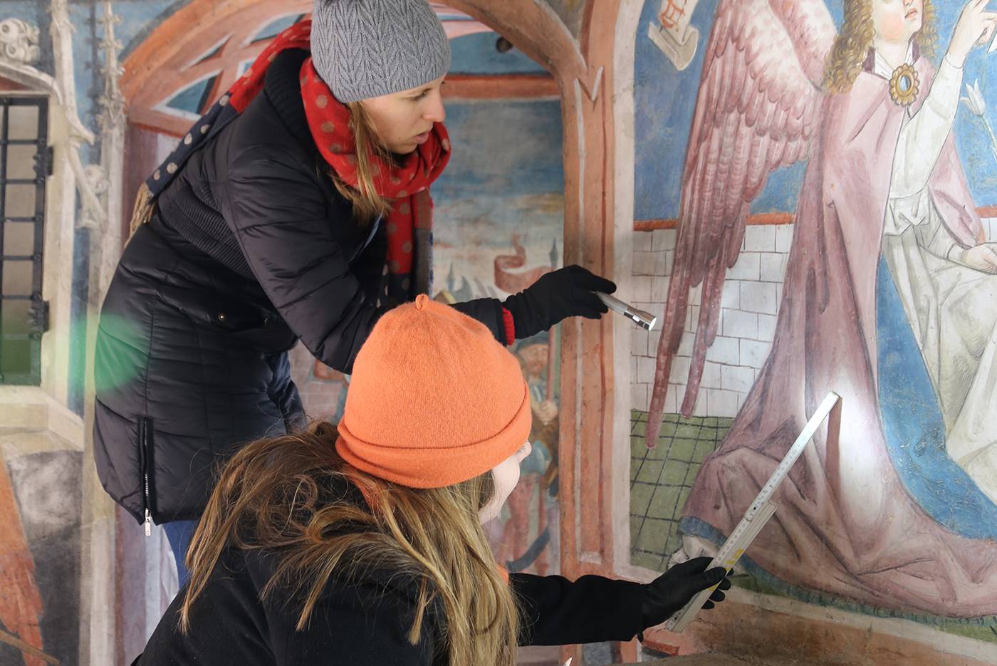 Anna Petutschnig und Elisabeth Tangerner beim Erfassen der Inschriften in der Schlosskapelle. Foto: Romedio Schmitz-Esser