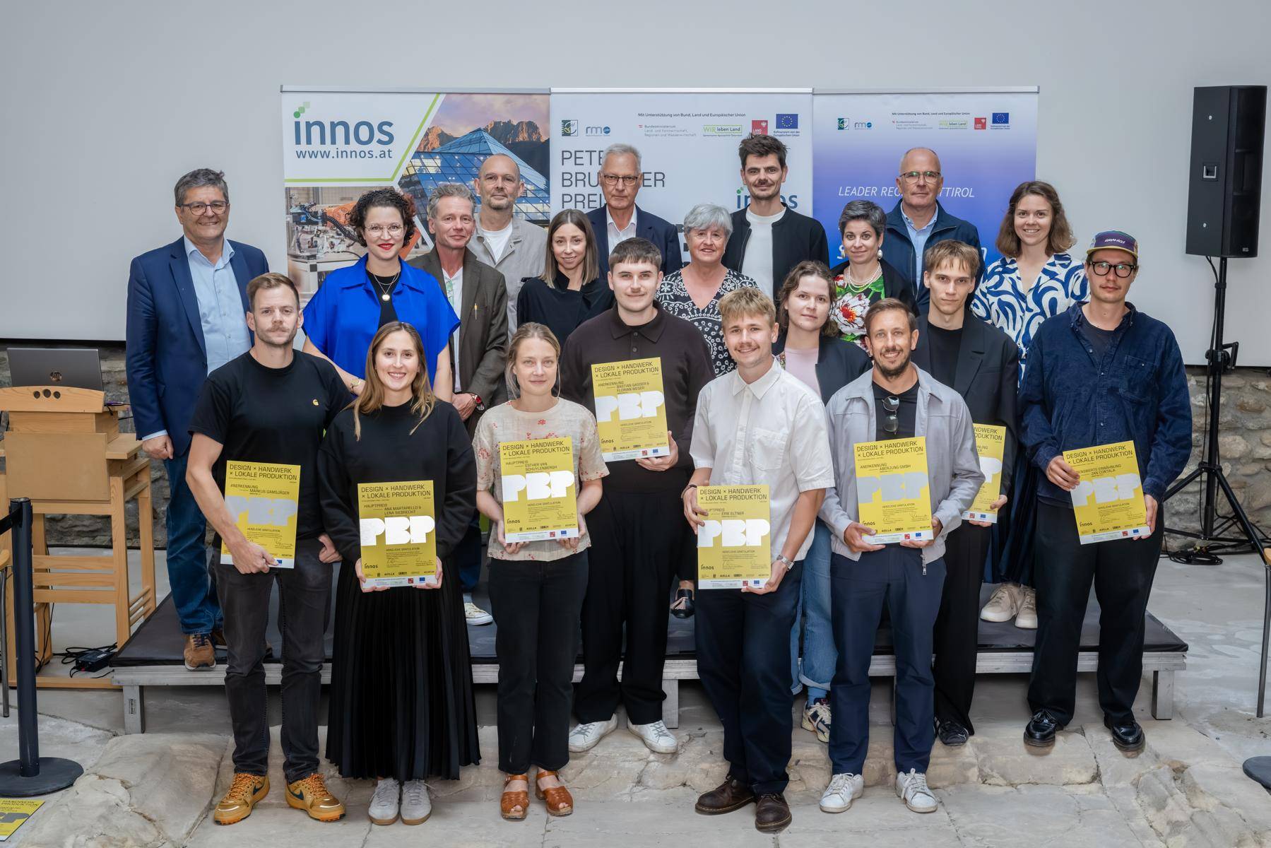 OrgansatorInnen, Jury und alle anwesenden Preistr&auml;ger beim Peter Bruckner Preis 2025 in Aguntum. Foto: Innos/Brunner Images