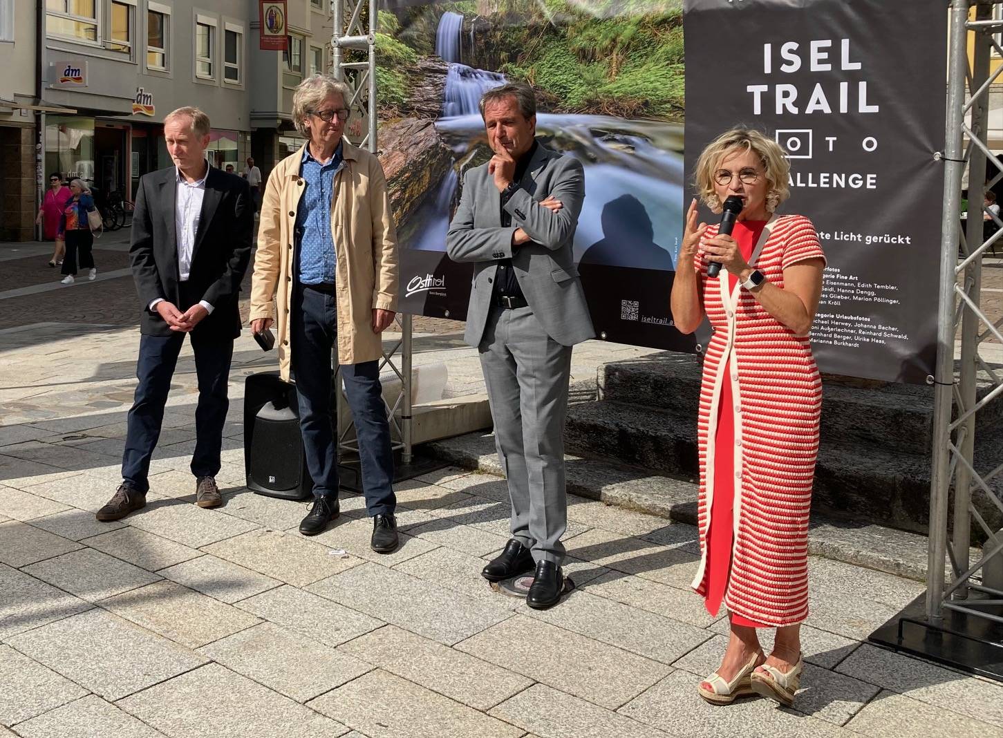 Er&ouml;ffnung der Iseltrail-Fotoausstellung mit (v.r.) Bgm. Elisabeth Blanik, TVB-Obmann Franz Theurl, Landesumweltanwalt Johannes Kostenzer und Matthias Schickhofer. Foto: Stangl