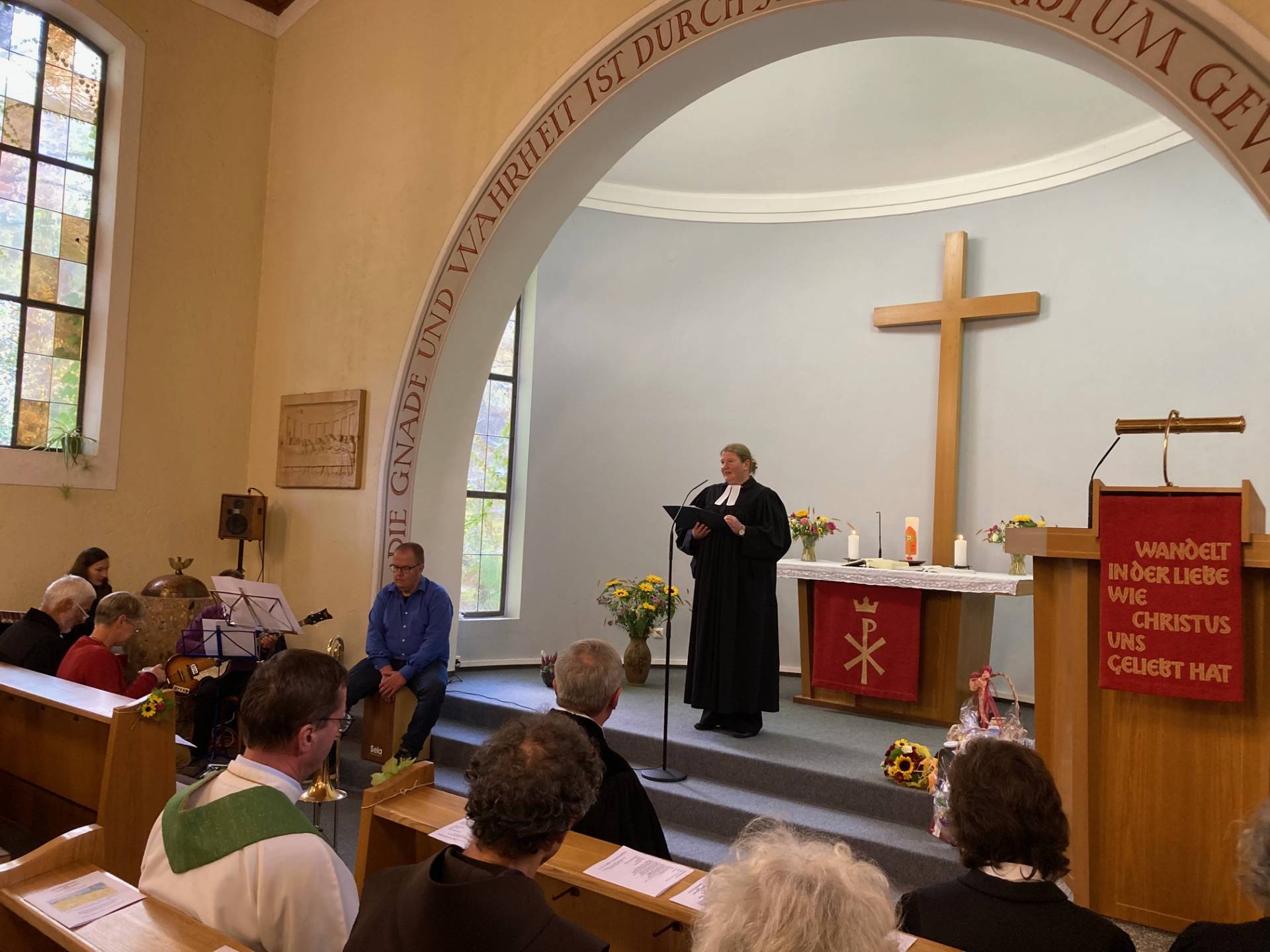 Pfarrerin Petra Gr&uuml;nfelder beim Gottesdienst. Foto: Stangl