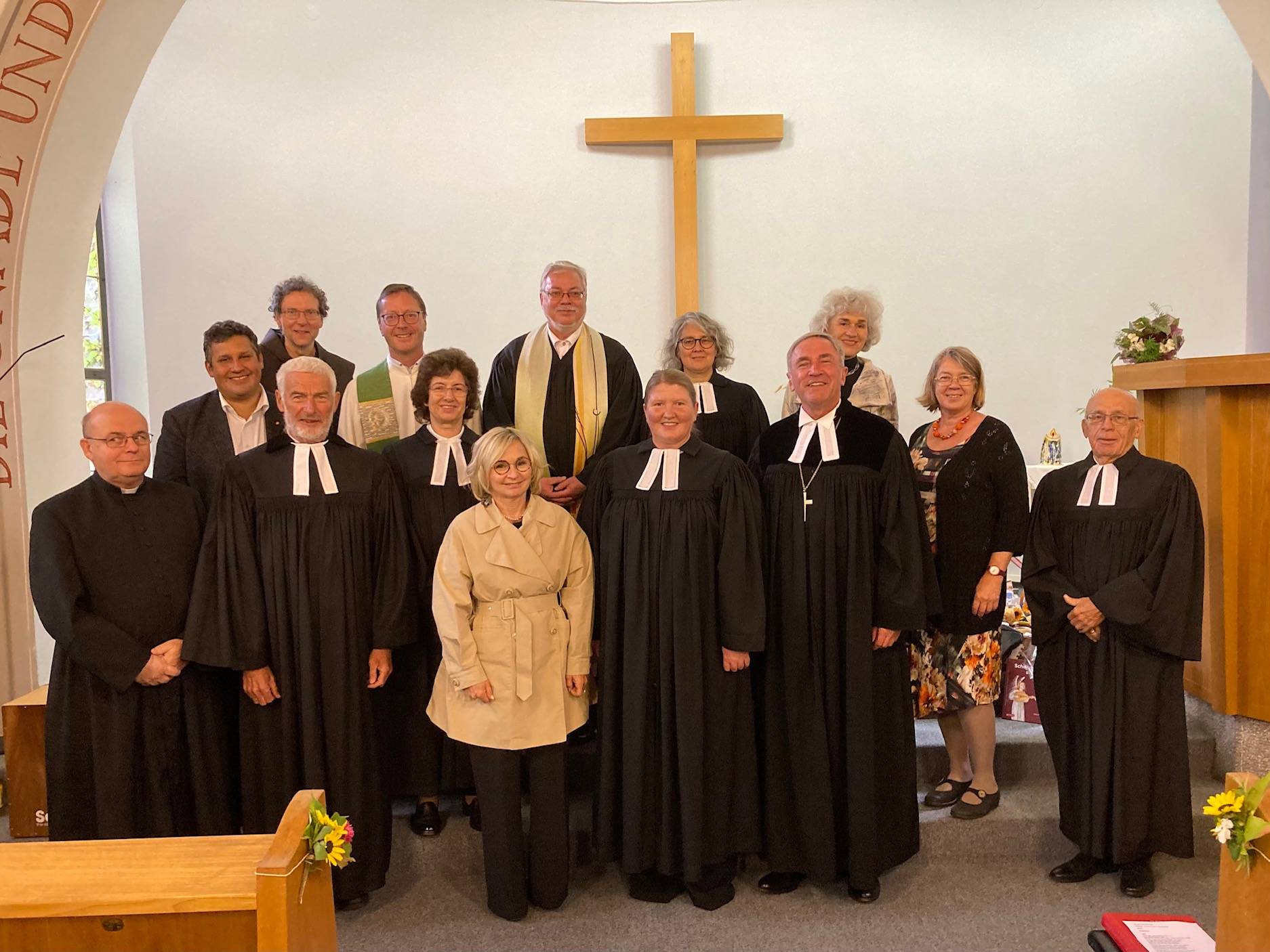 Zahlreiche Vertreter der christlichen Kirchen in Osttirol und K&auml;rnten, sowie die Lienzer B&uuml;rgermeisterin Elisabeth Blanik begr&uuml;&szlig;ten die neue Pfarrerin. Foto: Stangl