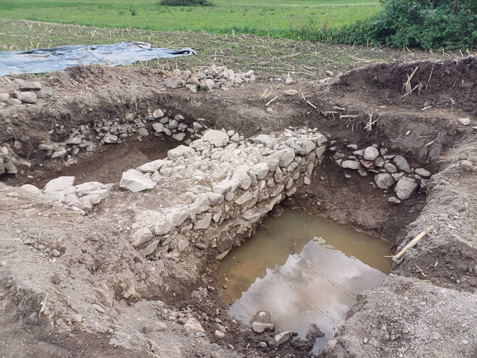 Gut "verpackt" liegt die Hadnmauer unter einem Feld bei Rattendorf.