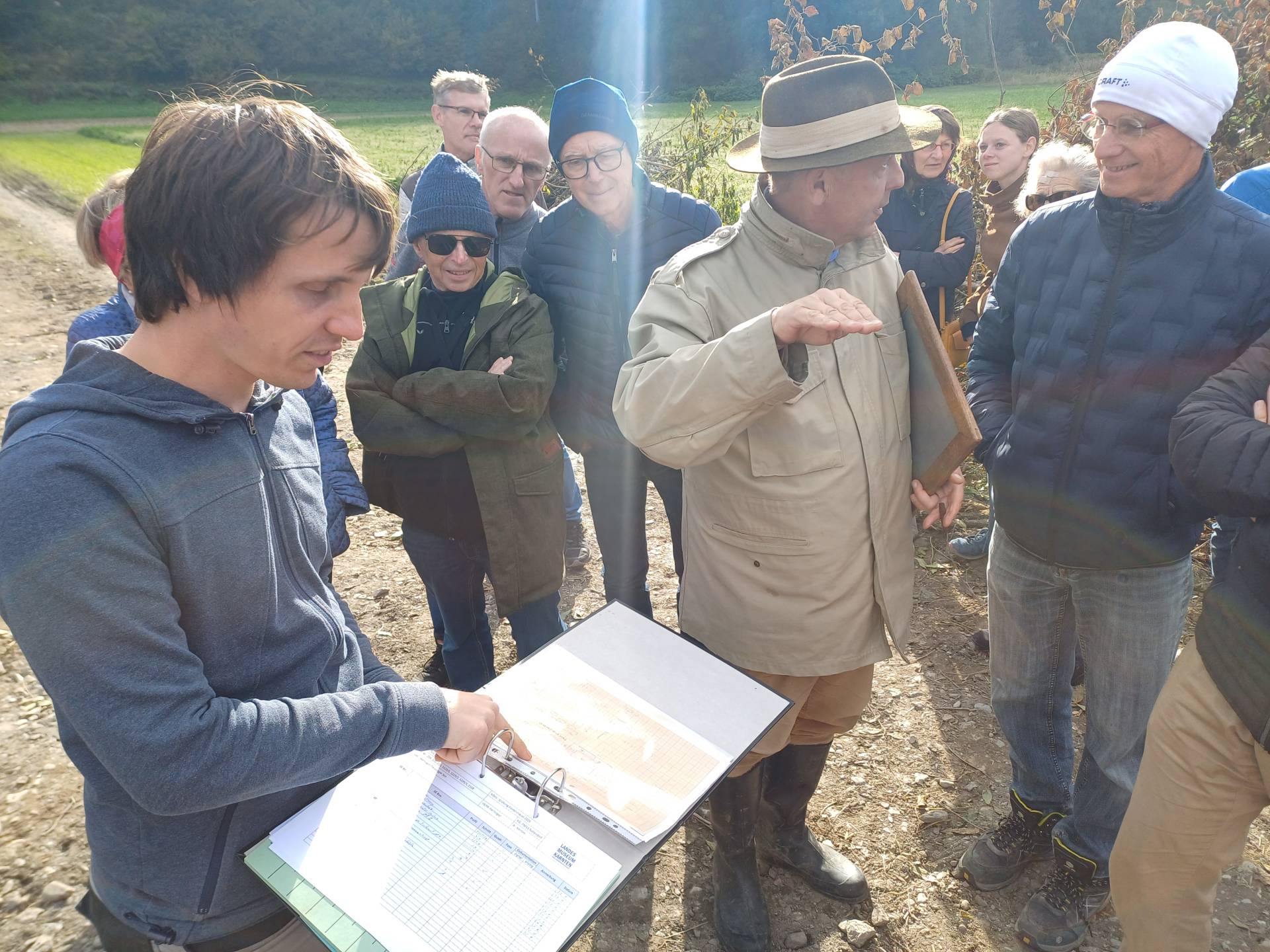 Arch&auml;ologen erkl&auml;ren die Ausgrabungen.