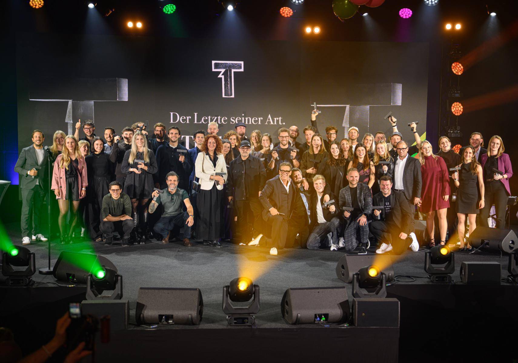 Alle GewinnerInnen des letzten "Tirolissimo"-Awards 2025 mit Moderator Gregor Blo&egrave;b. (c) WK/Franz Oss