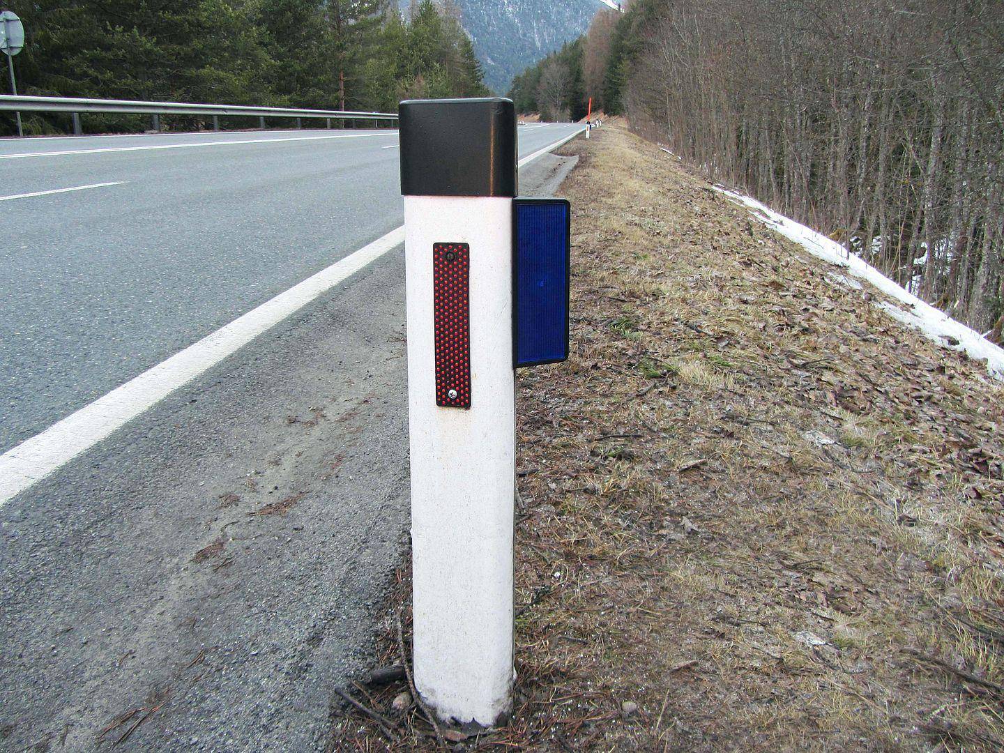 Wildwarnreflektoren lenken das Scheinwerferlicht der Fahrzeuge in Richtung Wald oder Feld. Dadurch entsteht ein abschreckender Lichtzaun, der das Wild vom &Uuml;berqueren der Stra&szlig;e abhalten soll. Foto:  Land Tirol