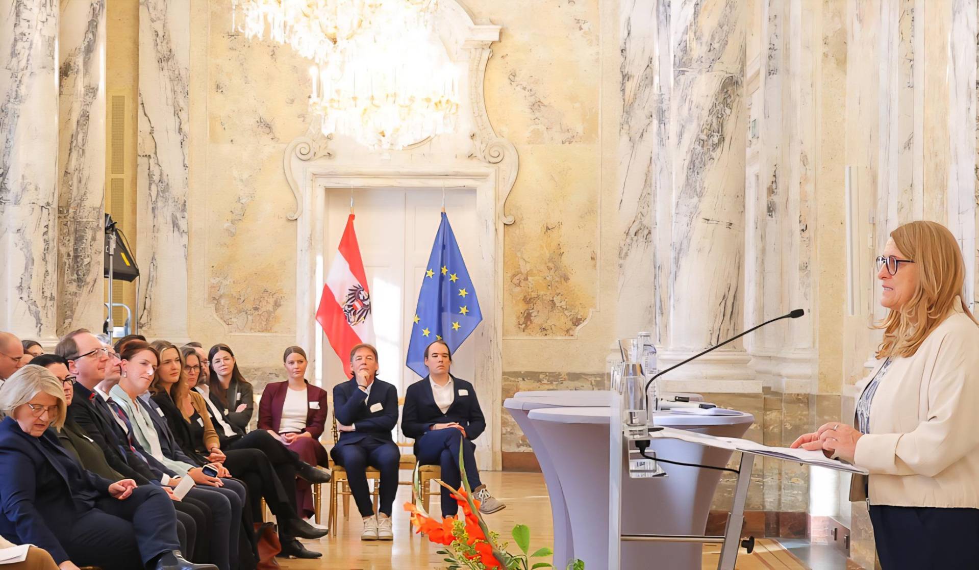 Gesundheits-Staatssekret&auml;rin Ulrike K&ouml;nigsberger-Ludwig freute sich mit dem Ederhof in ihrer Laudatio.