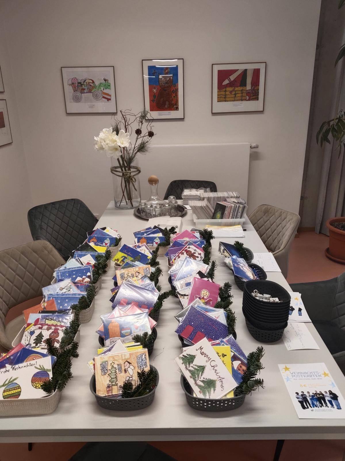 Kartensets zu je acht verschiedenen Karten werden in der Innenstadt in Gesch&auml;ften und Ordinationen zum Verkauf aufgestellt. Fotos: Magdalena Pircher