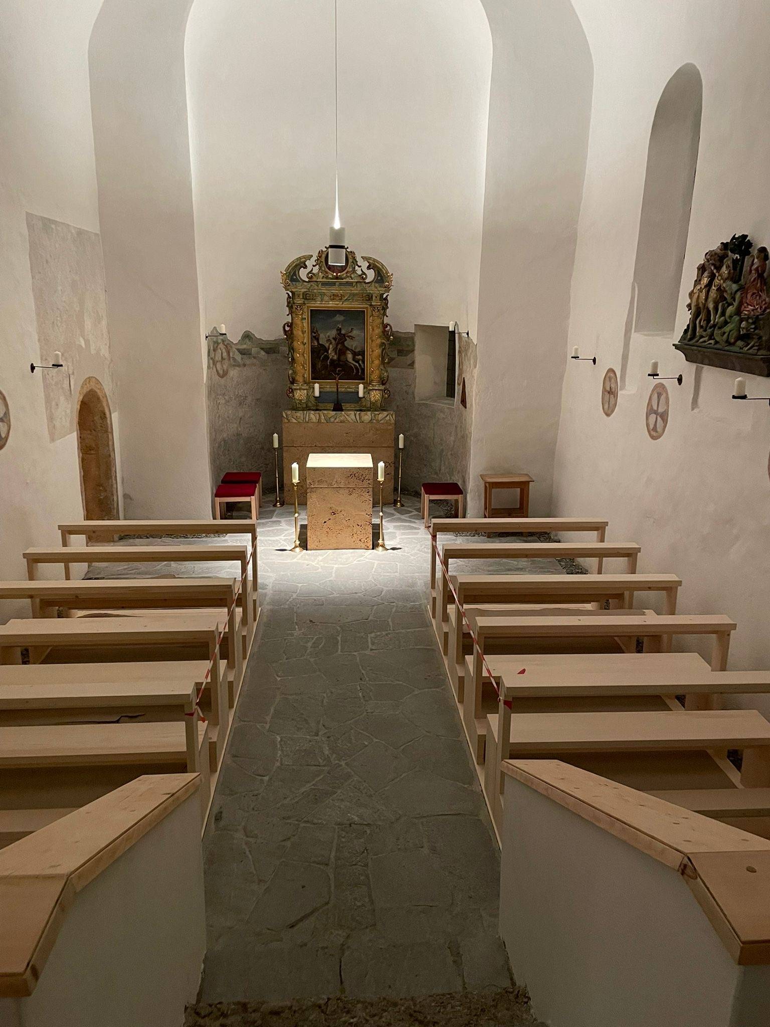 Der neu gestaltete Innenraum der Georgskirche. Foto: Unterweger
