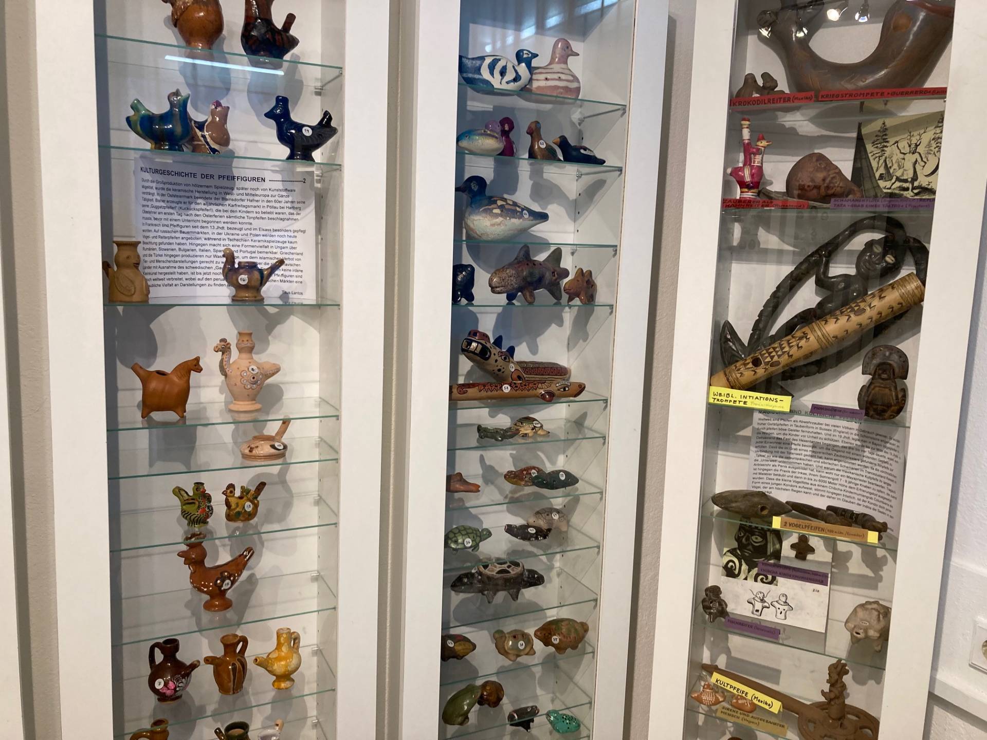 Die Sammlung umfasst rund 300 kleine Fl&ouml;ten und Pfeifen. Foto: Stangl