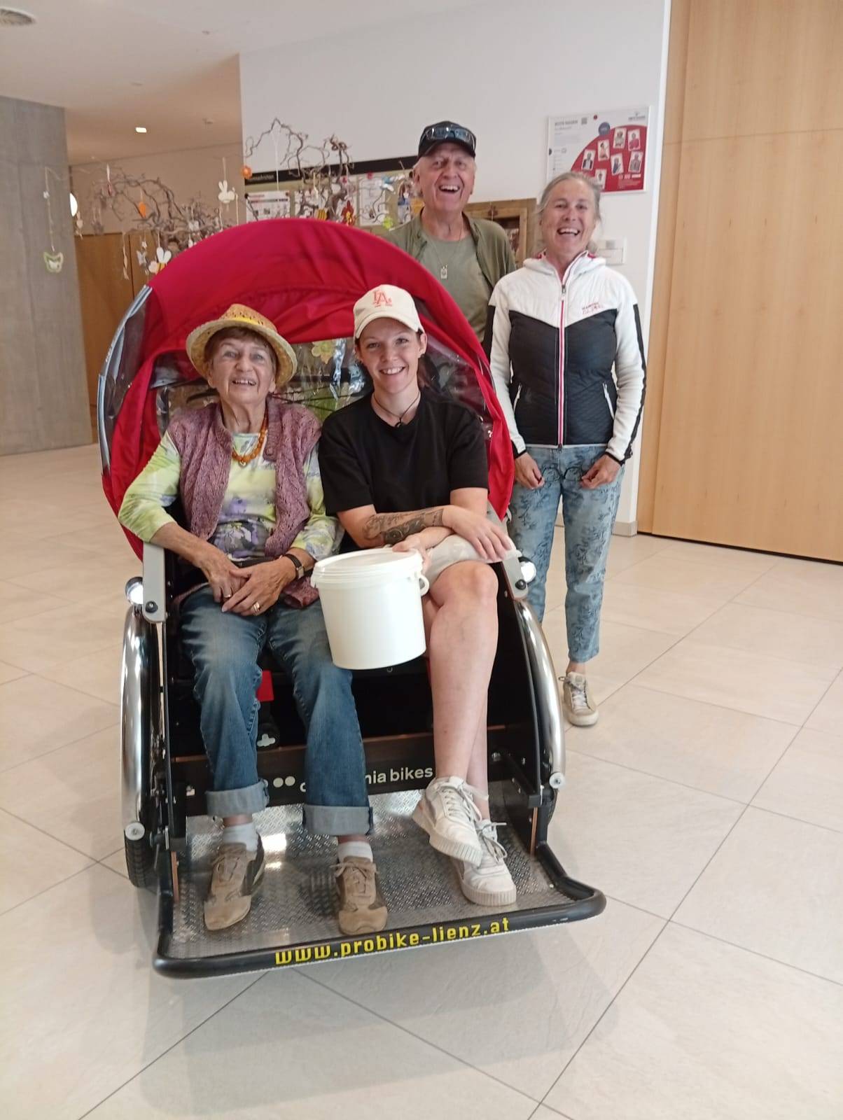 Sieglinde Ladst&auml;tter und PFA Barbara Oberwalder mit Ehepaar Wallensteiner, WPH Nu&szlig;dorf-Debant