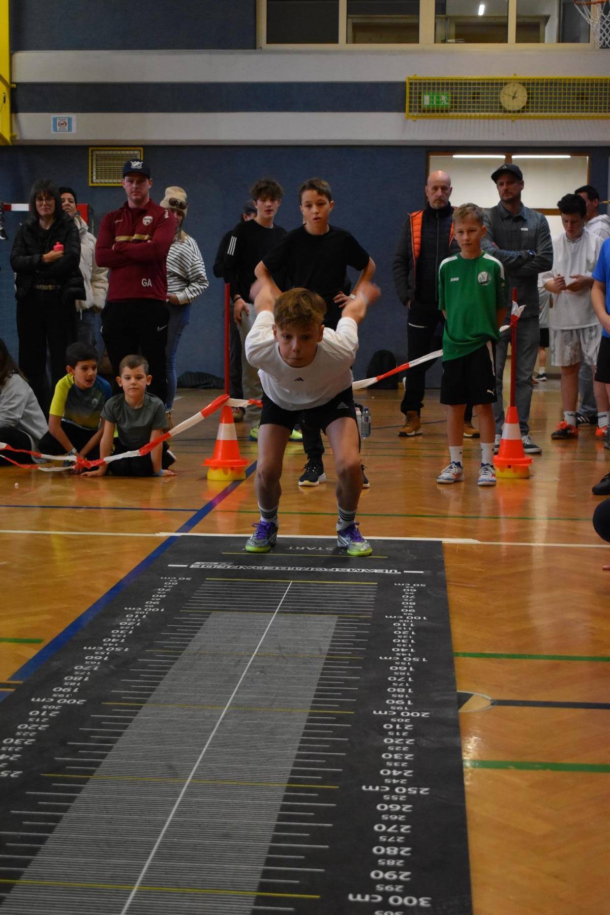 Tagesbester im Weitsprung: Leonas Plankensteiner. Foto: Schiclub Lienz