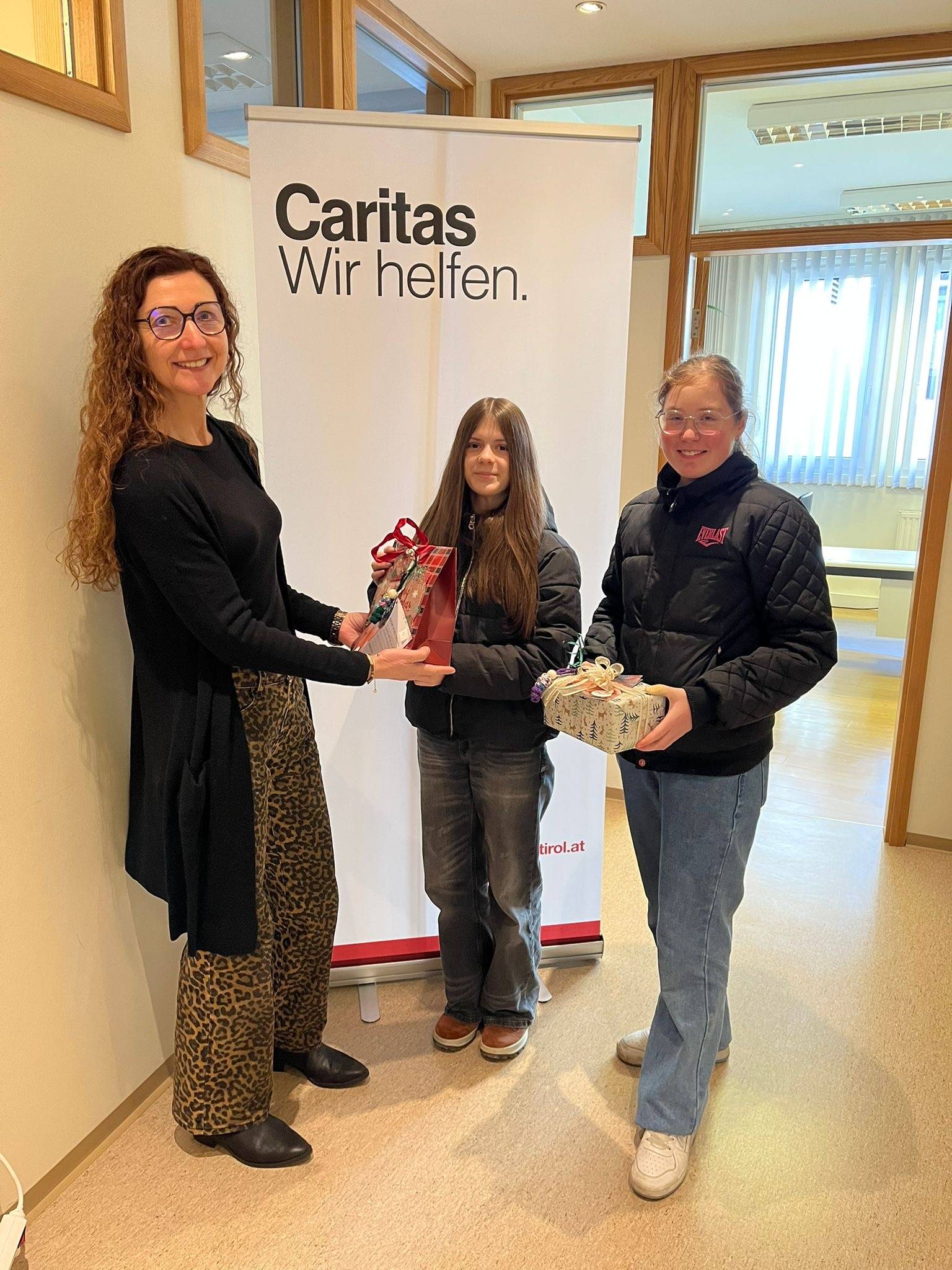 Geschenk&uuml;bergabe bei der Caritas&ndash; von links nach rechts: Gertraud Holzer (Bereichsleitung Osttirol & Familienhilfe Lienz), Isabella und Leonie (Sch&uuml;lerinnen des ersten Jahrganges der Fachschule f&uuml;r wirtschaftliche Berufe der Dominikanerinnen Lienz) Foto: Dekanatsjugend Lienz