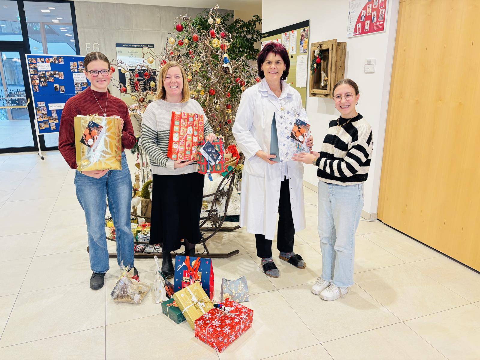 Geschenk&uuml;bergabe bei der Wohn- und Pflegeheim Nu&szlig;dorf-Debant&ndash; von links nach rechts: Hanna (Sch&uuml;lerin der FS. f. wirtsch. Berufe d. Dominikanerinnen), Simone Ortner-Trebo (Freiwilligenzentrum Osttirol), Anna Maria Klaunzer (Pflegedienstleitung des WPH Nu&szlig;dorf-Debant), Sophia (Sch&uuml;lerin der FS. f. wirtsch. Berufe d. Dominikanerinnen). Foto: Regionsmanagement Osttirol/FWZ