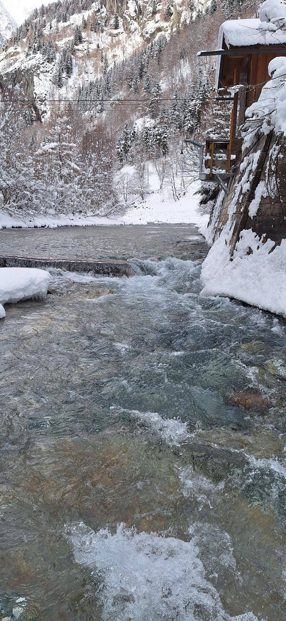 Am Pegel Hinterbichl Isel (Gemeindegebiet Pr&auml;graten am Gro&szlig;venediger, Bezirk Lienz) wurde die bestehende Schwelle saniert, damit Fische den Fluss wieder ungehindert passieren k&ouml;nnen. Foto:  Land Tirol