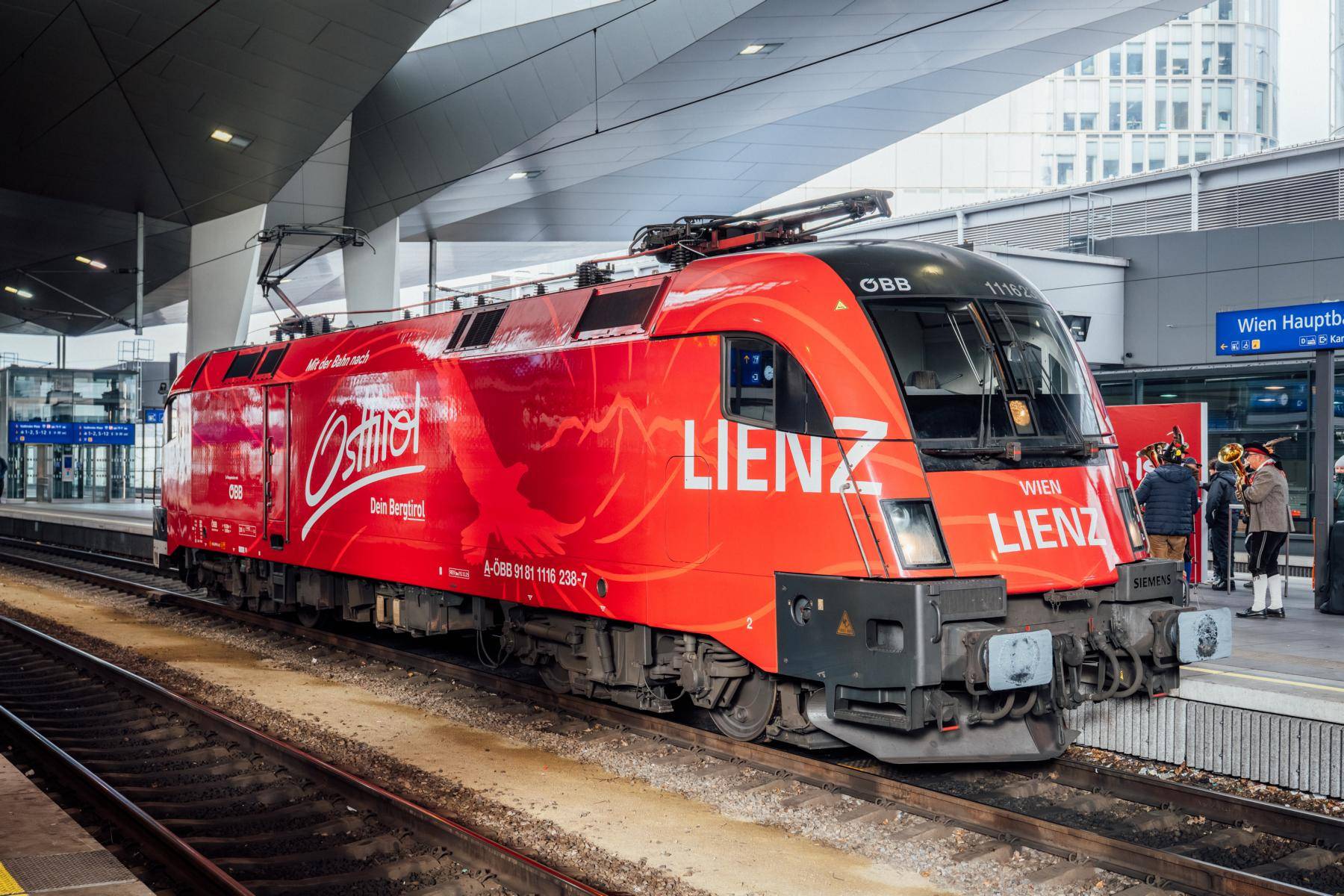Die neue Taurus-Lokomotive 1116 &bdquo;Osttirol&ldquo; - gestaltet ist die Lok in schlichter Eleganz, gepr&auml;gt vom Adler als Symbol f&uuml;r Freiheit Foto: &Ouml;BB Daniel Willinger_dwphoto