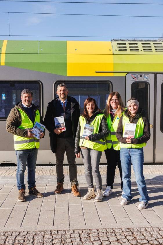Rund um die Wiederer&ouml;ffnung werden bis 27. J&auml;nner 2026 in den Z&uuml;gen zwischen Bruneck und Innichen Informationsflyer zum Projekt verteilt. Am 27. J&auml;nner informiert ein mehrsprachiges Team am Bahnhof Bruneck &uuml;ber &bdquo;Pustertal: NonStop&ldquo; und die Wiederer&ouml;ffnung der Strecke bis Franzensfeste. Im Bild: Landesrat Daniel Alfreider (zweiter von links) mit Mitarbeitenden der Verteilaktion. (Foto: STA/Ivan Brentegani)