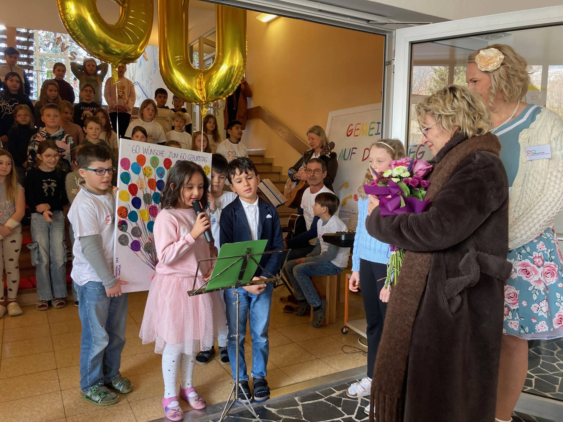 Und die Kinder hatten auch noch 60 gute W&uuml;nsche f&uuml;r die B&uuml;rgermeisterin. Foto: Stangl