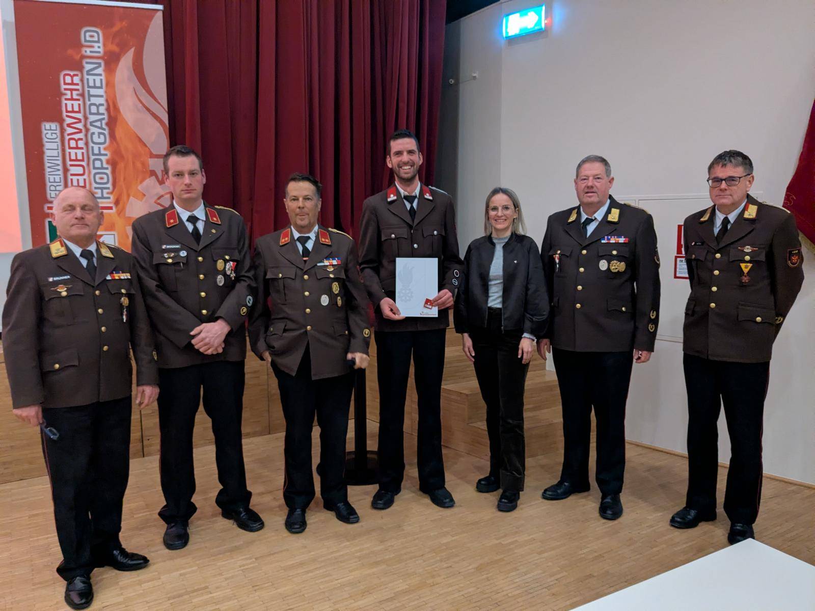 Zum Zugskommandanten bef&ouml;rdert wurde Andr&auml; Unterrainer (Bildmitte). Von links Bezirksfeuerwehrinspektor Franz Brunner, Kommandantstellvertreter Florian Unterlercher, Kommandant Peppi T&ouml;nig, Zugskommandant Andr&auml; Unterrainer, stellvertretende Bezirkshauptfrau Mira Unterkreuter, B&uuml;rgermeister Markus T&ouml;nig und Abschnittskommandant Markus T&ouml;nig. Foto: Feuerwehr Hopfgarten i.Def.