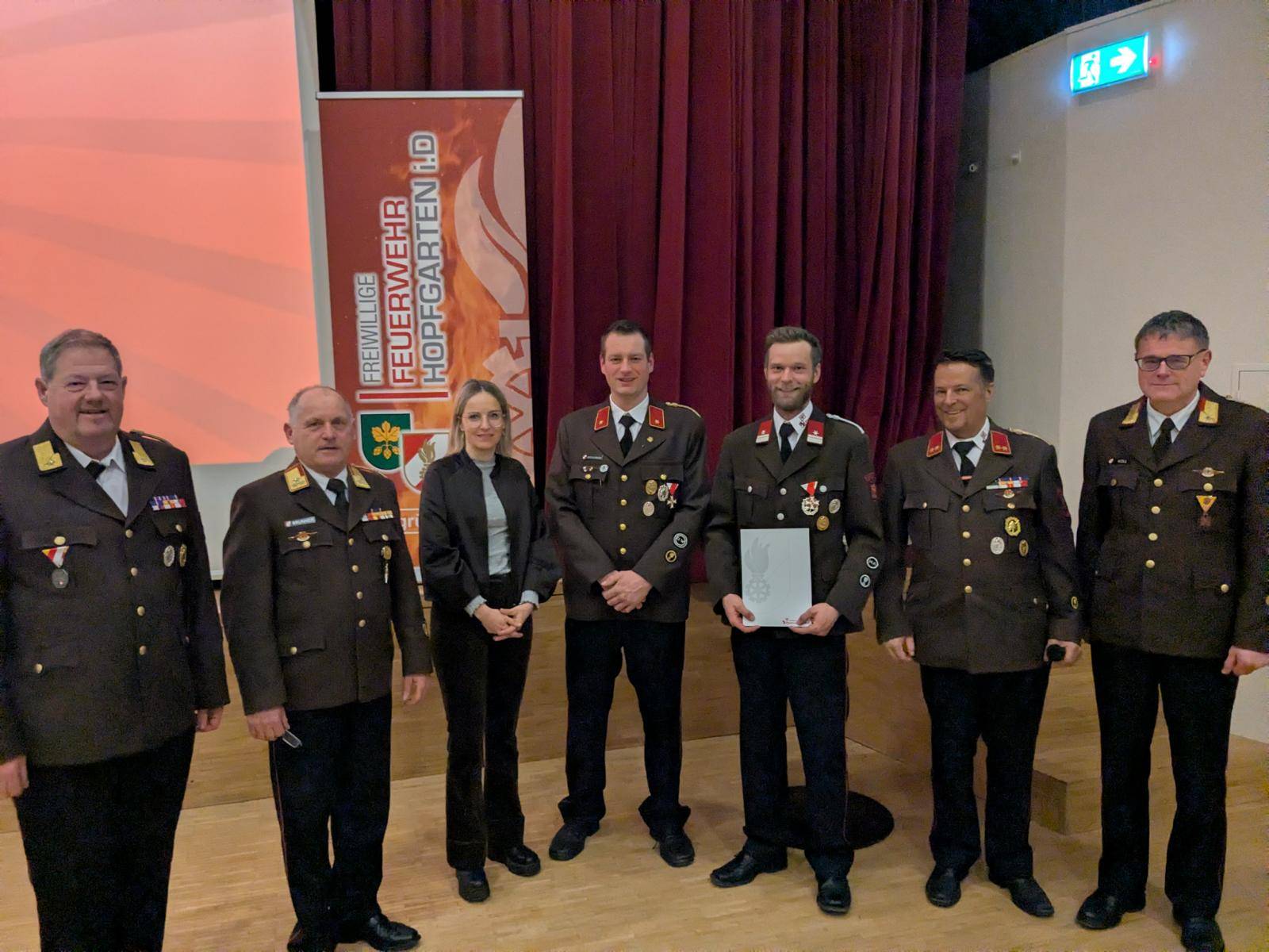 Zugskommandant Clemens Steiner wurde mit dem Verdienstzeichen in Bronze des Bezirksfeuerwehrverbandes Lienz ausgezeichnet v.l.  B&uuml;rgermeister Markus T&ouml;nig, Bezirksfeuerwehrinspektor Franz Brunner, stellvertretende Bezirkshauptfrau Mira Unterkreuter, Kommandantstellvertreter Florian Unterlercher, Zugskommandant Clemens Steiner, Kommandant Peppi T&ouml;nig und Abschnittskommandant Michael K&ouml;ll. Foto: Feuerwehr Hopfgarten i.Def.