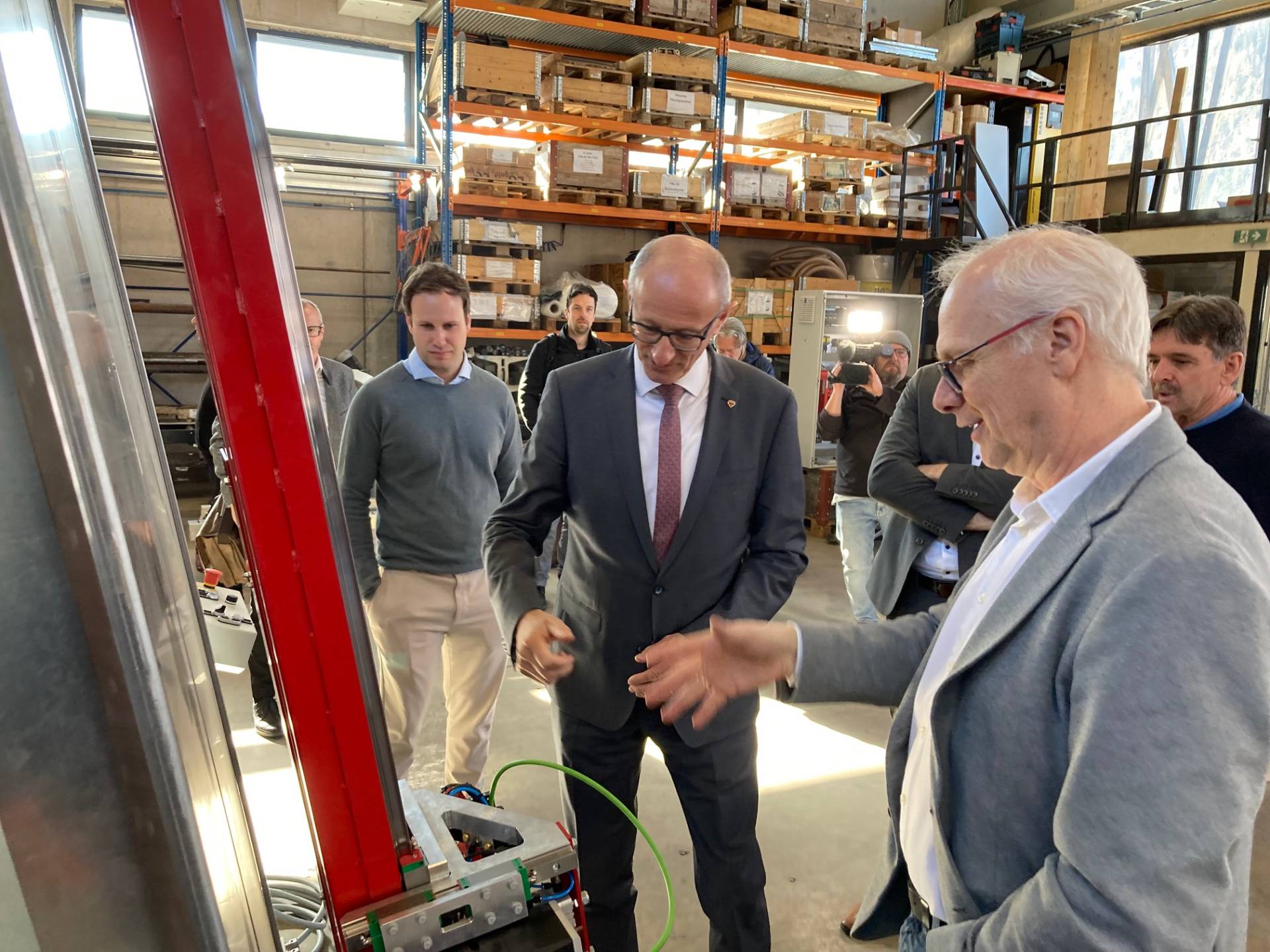 Unternehmer Georg K&ouml;ll (Makkon) erkl&auml;rt LH eine Projektarbeit der HTL Lienz im Unternehmen. Foto: Stangl