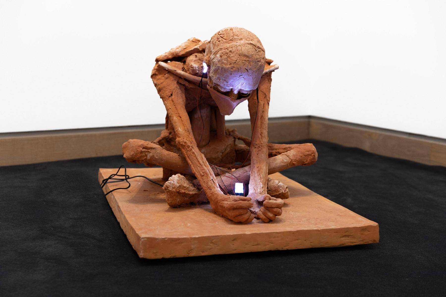 Eine k&uuml;nstlerische Ann&auml;herung an das Thema "... bin im Netz" aus dem Jahr 2022. Foto: Carmen Alber/Galerie Krinzinger