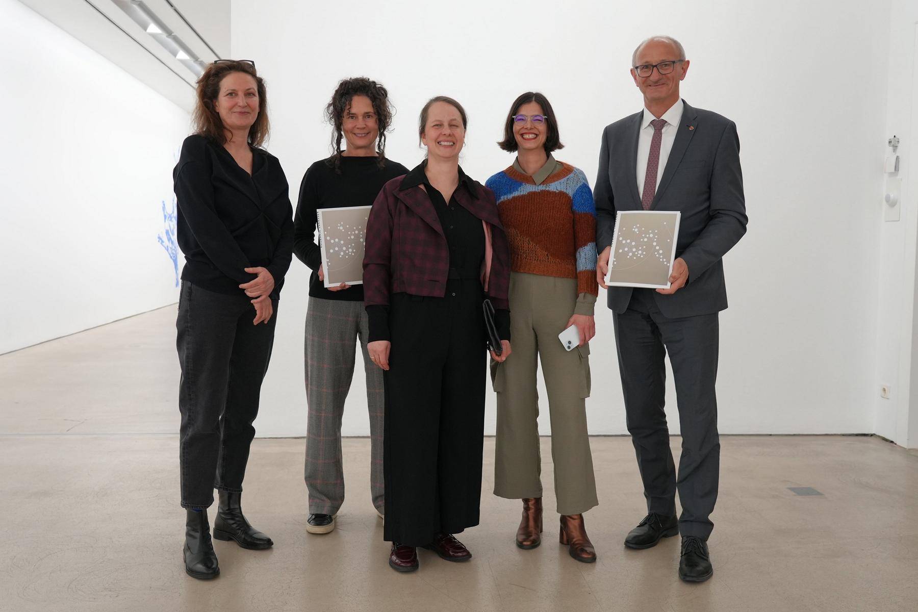 Bei der Buchpr&auml;sentation von re.: LH Anton Mattle, Nina Tabassomi, Direktorin TAXISPALAIS Kunsthalle Tirol, Rosmarie Lukasser, Kuratorin Silvia H&ouml;ller und Autorin Ivona Jelčić.
&copy; Land Tirol/Sidon