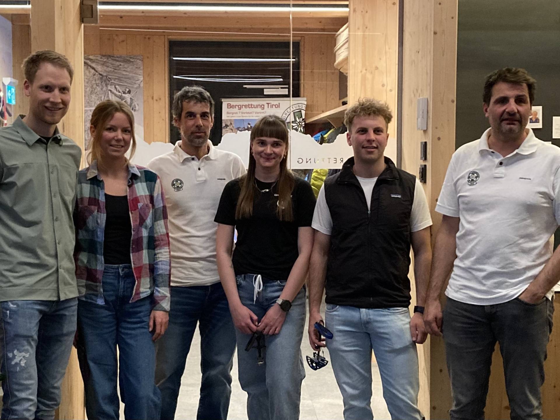 Die neuen (anwesenden) Anw&auml;rterInnen: Manuel Seibald, Lena Schwarzl, Mariella Findl und Lukas Gomig, mit Ortsstellenleiter Thomas Zimmermann (re) und Stv. Stephan Senfter (3.v.l.). Foto: Stangl