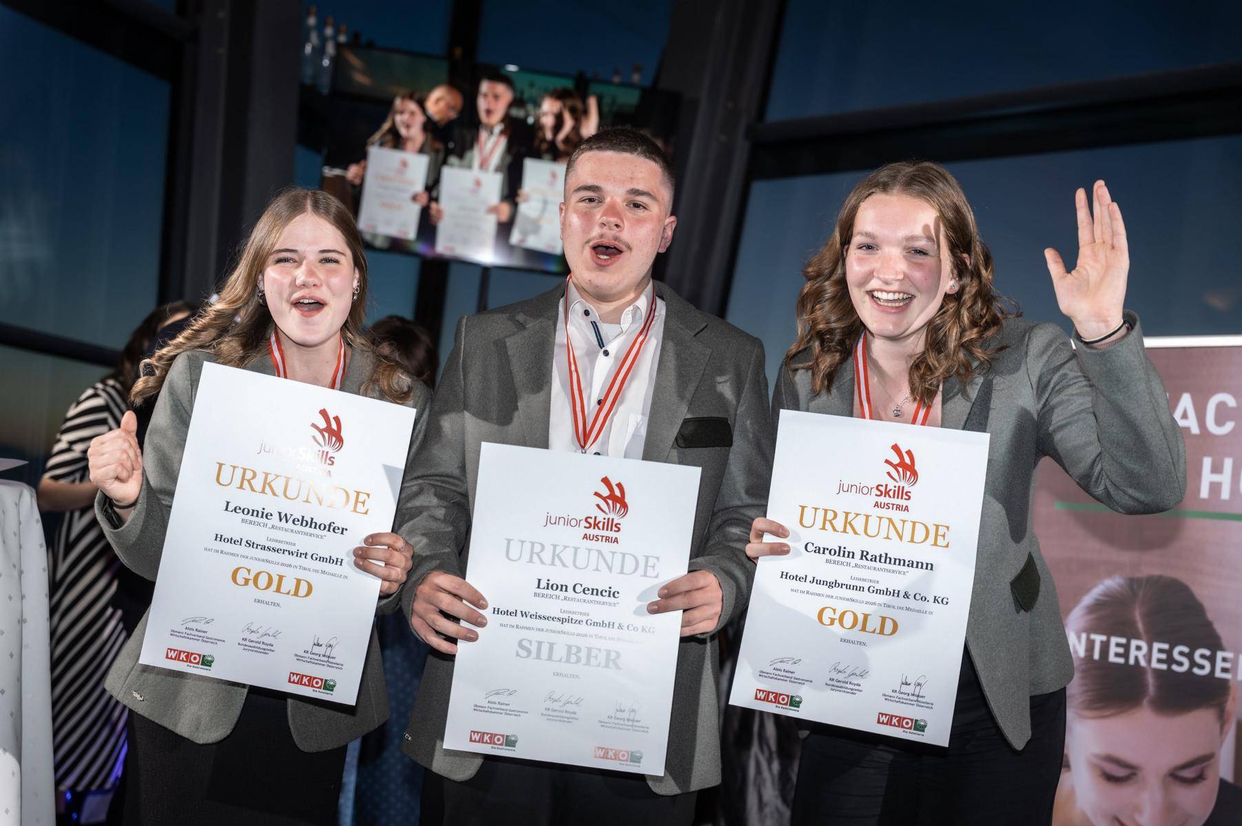 Restaurant-Service: Im Bild ganz links: Goldmedaille f&uuml;r Leonie Webhofer (Hotel Strasserwirt - Ansitz zu Tirol, Strassen)