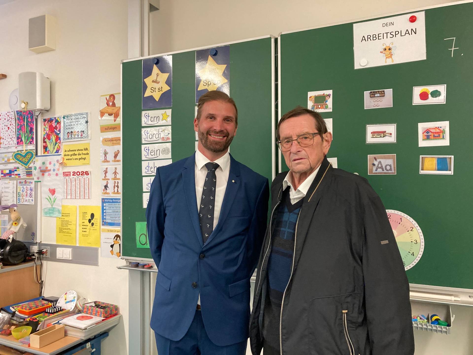 Schulleiter Norbert Salcher und der ehemalige Lehrer Wilfried Schrott. Foto: Stangl