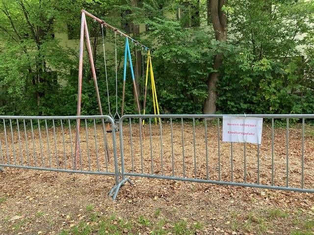 Diese Schaukel, eine Wippe und die Sandkiste d&uuml;rfen derzeit aus Sichersgr&uuml;nden nicht benutzt werden. Foto: Stangl