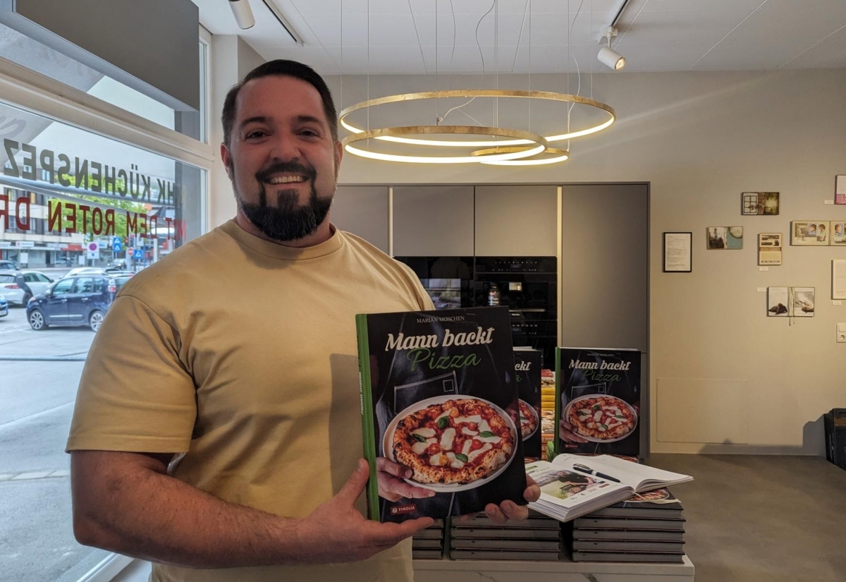 Mann backt Pizza &ndash; Marian Moschen zu Gast in Lienz