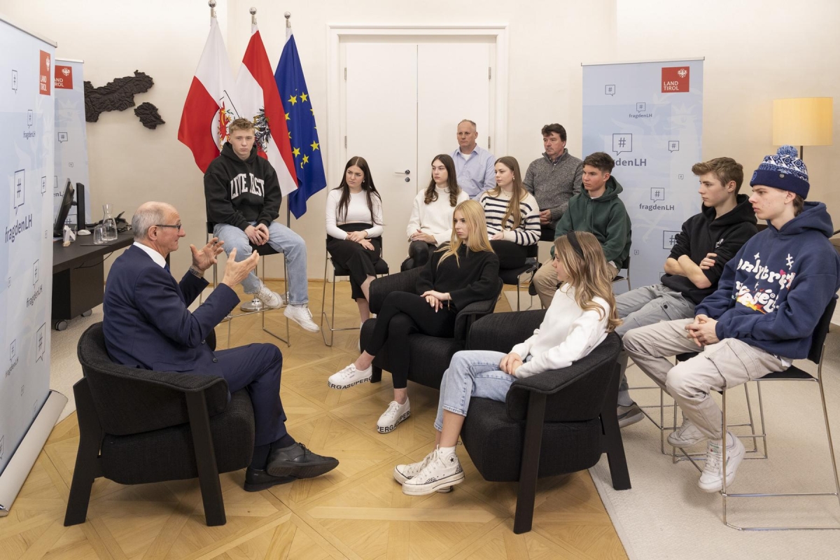 HAK-Sch&uuml;lerInnen fragten den Landeshauptmann