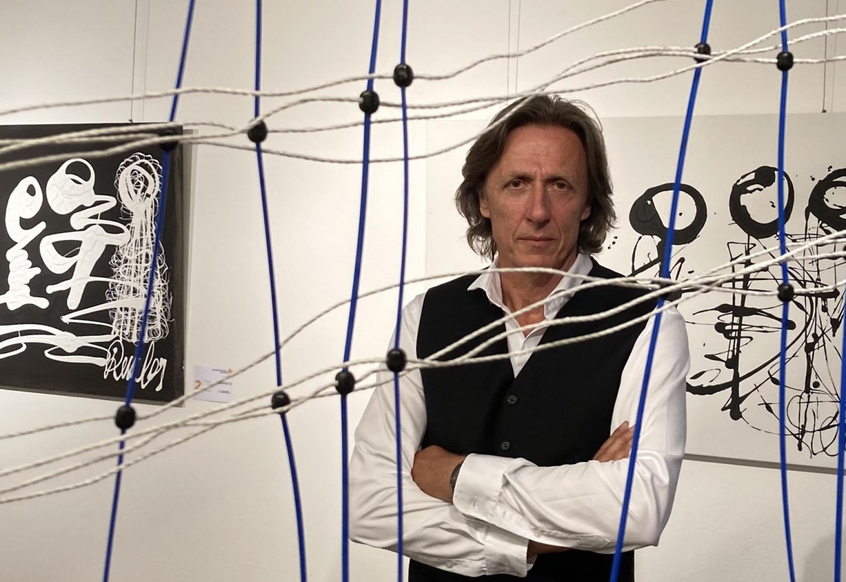 Kunst-Installation: Verfangen in den sozialen Netzwerken