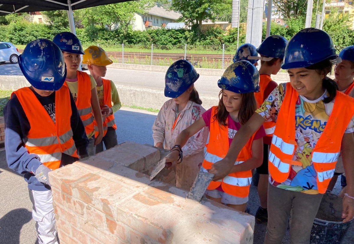 Osttiroler Sch&uuml;lerInnen erkunden die Erlebniswelt Baustelle