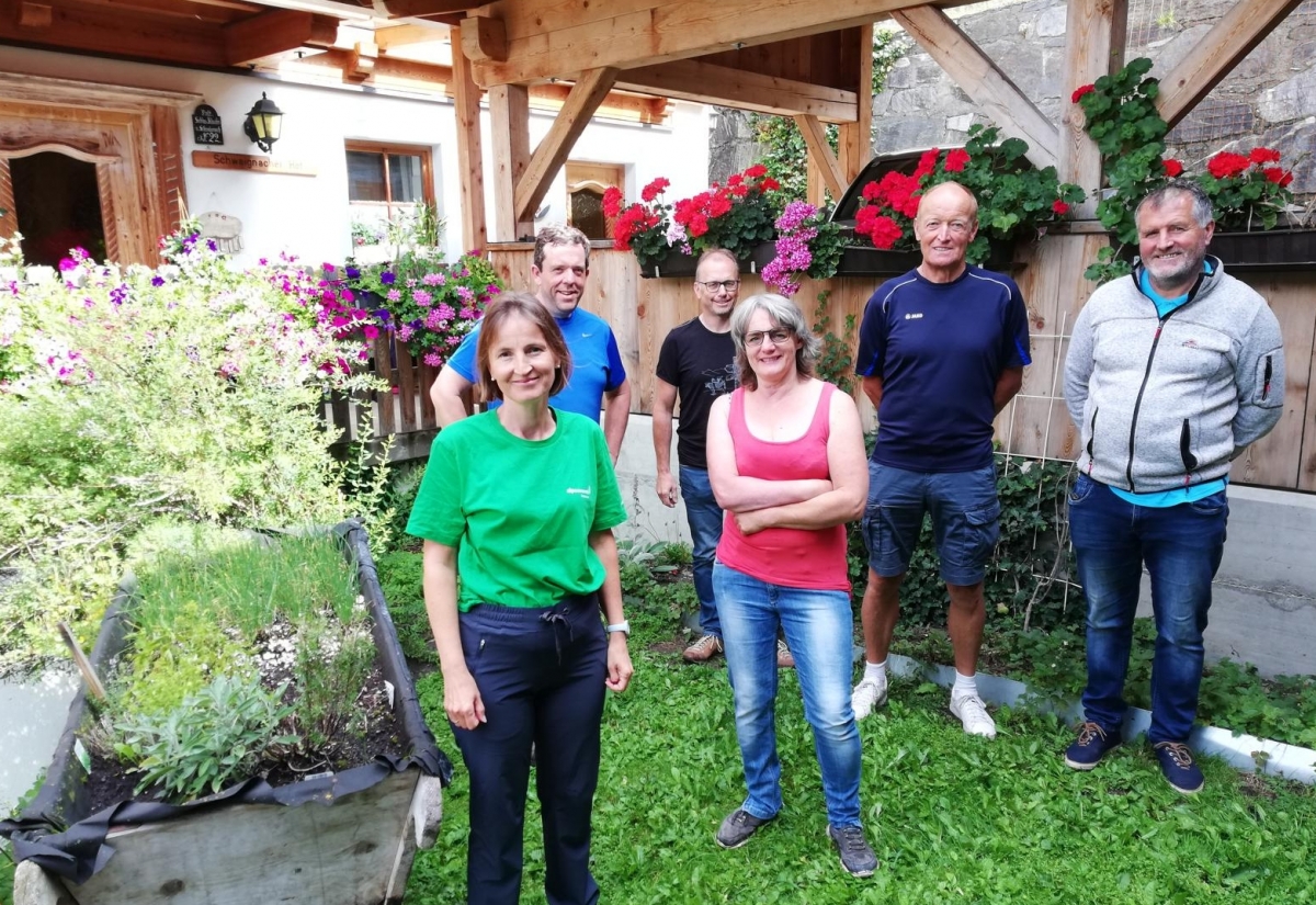 Freiwillige Helfer am Bergbauernhof