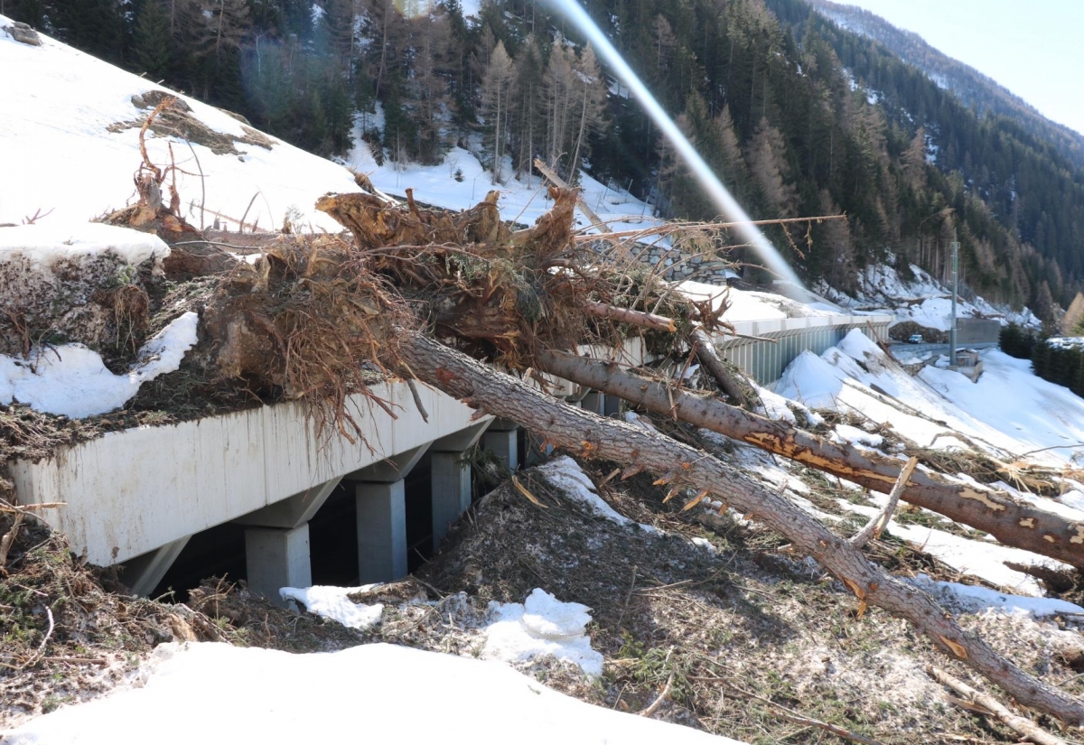 Felbertauernstra&szlig;e: Aufr&auml;umen nach Lawinenwinter