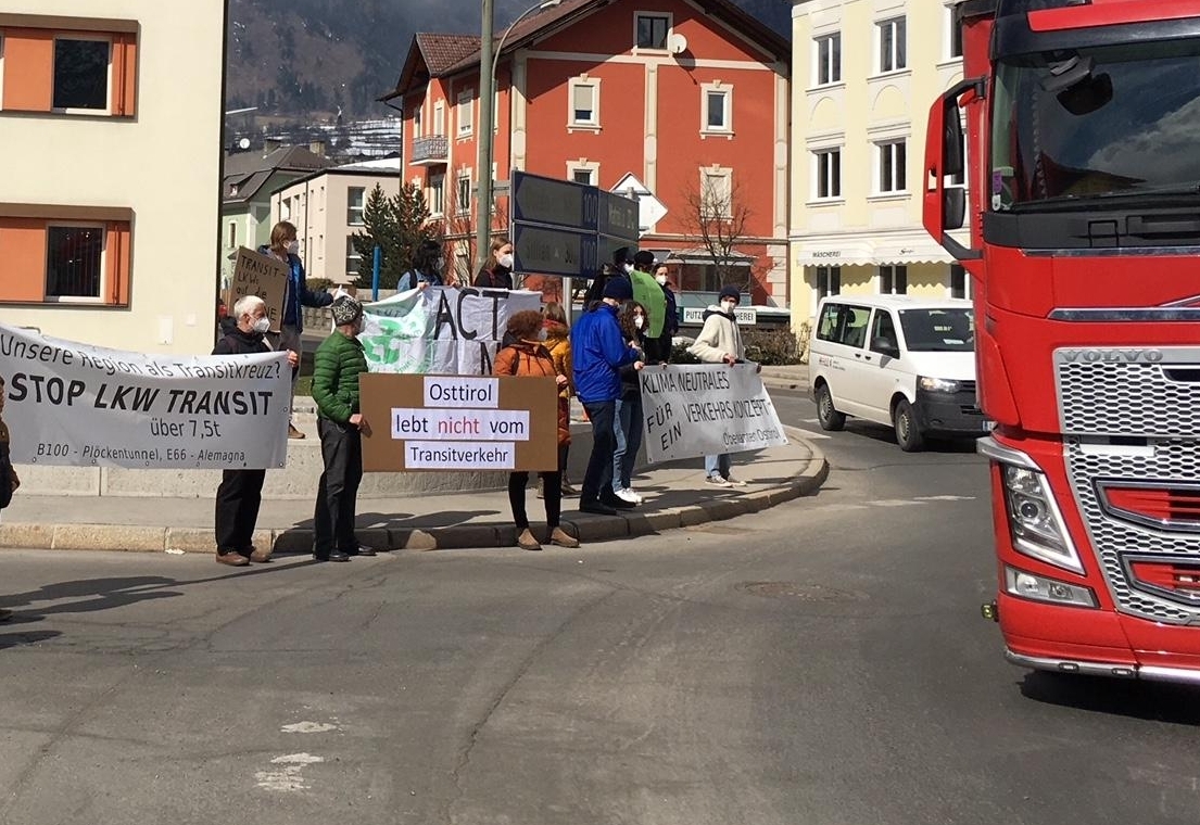 Aktion f&uuml;r Klimaschutz und gegen LKW-Transit in Lienz