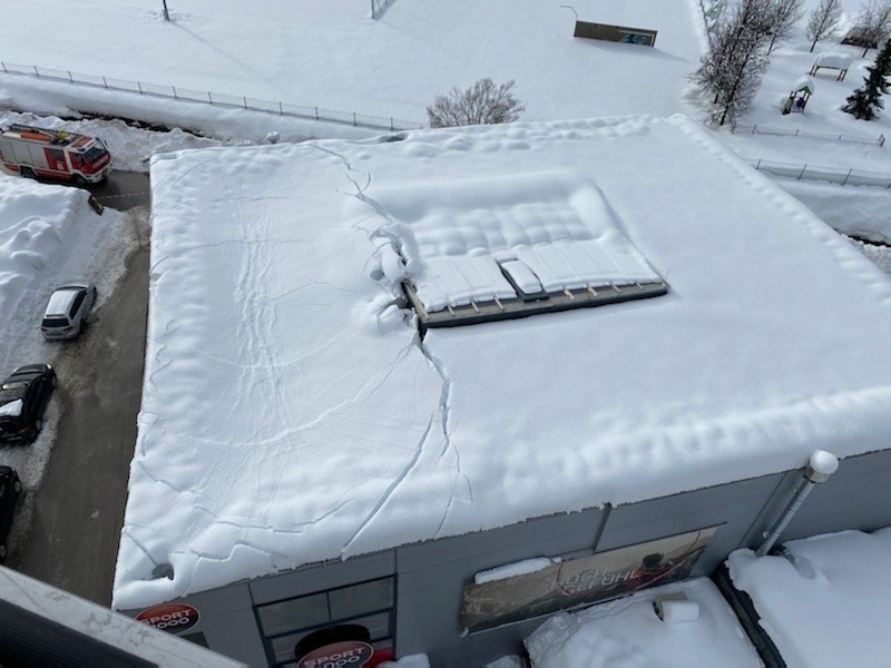 Dach eines Sportgesch&auml;fts in Matrei teilweise eingebrochen
