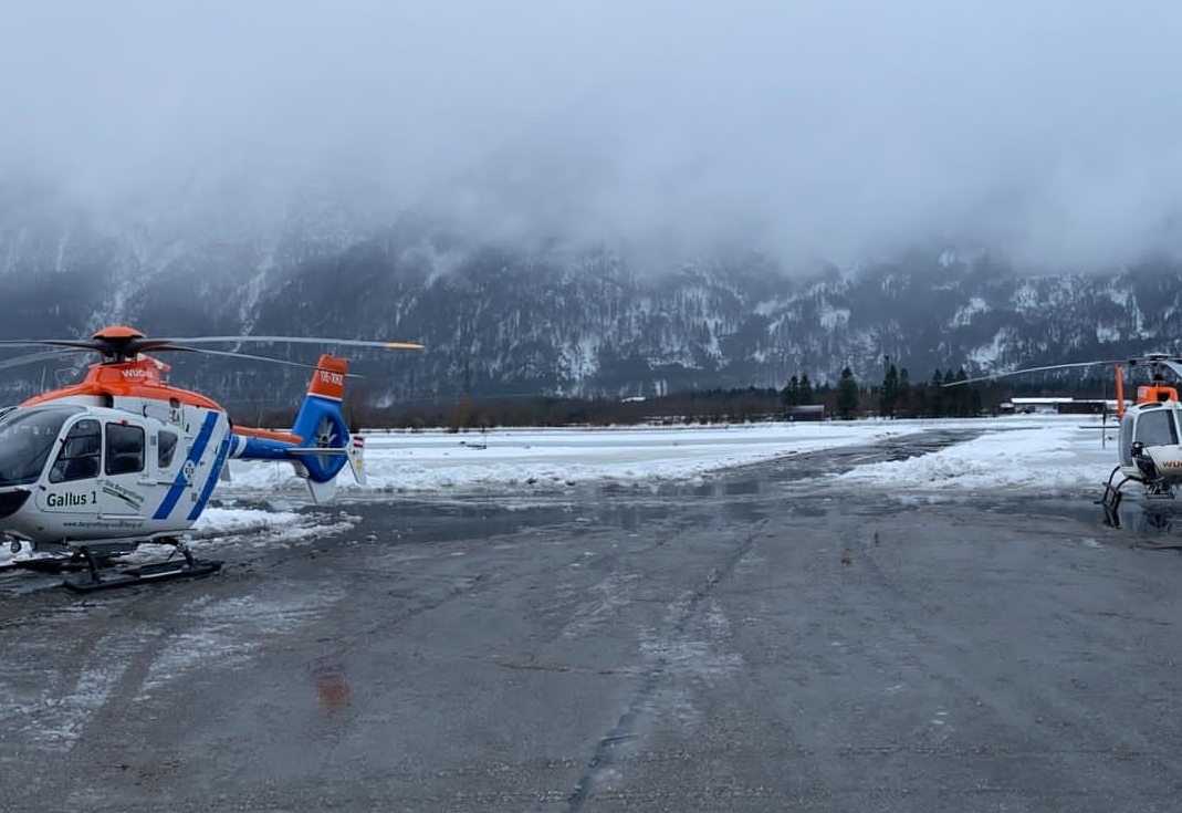 Auch Hubschrauber erkunden wieder die Lage