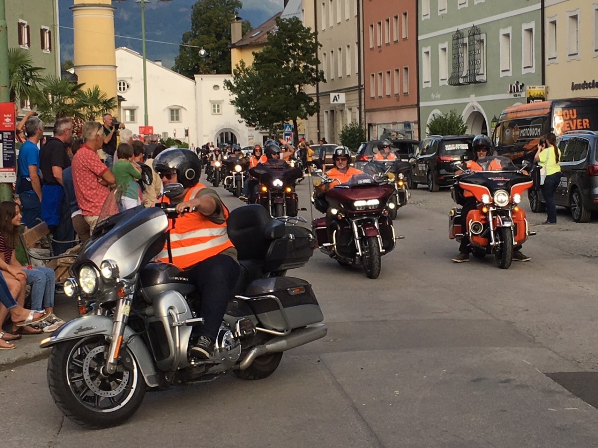 Harley Charitytour dr&ouml;hnte in Lienz