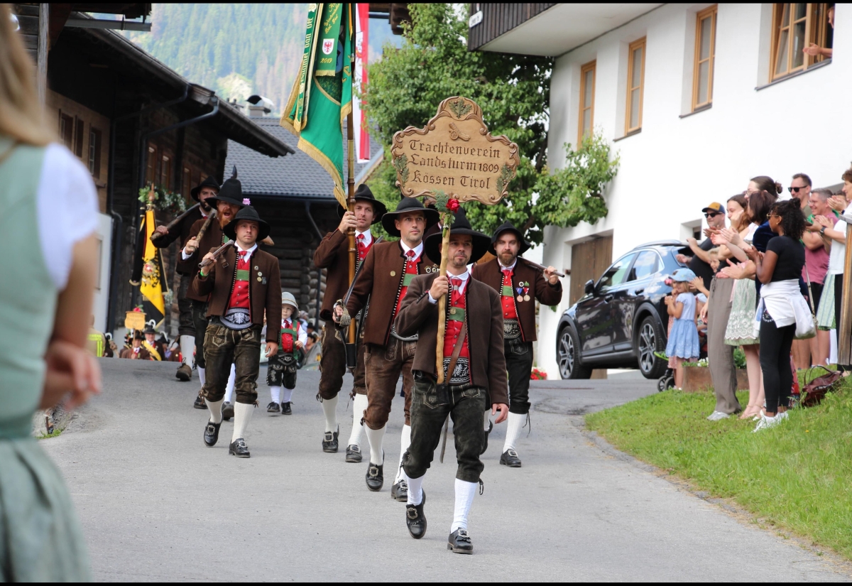 Hunderte Trachtentr&auml;ger bei Brauchtumsfest in Obertilliach
