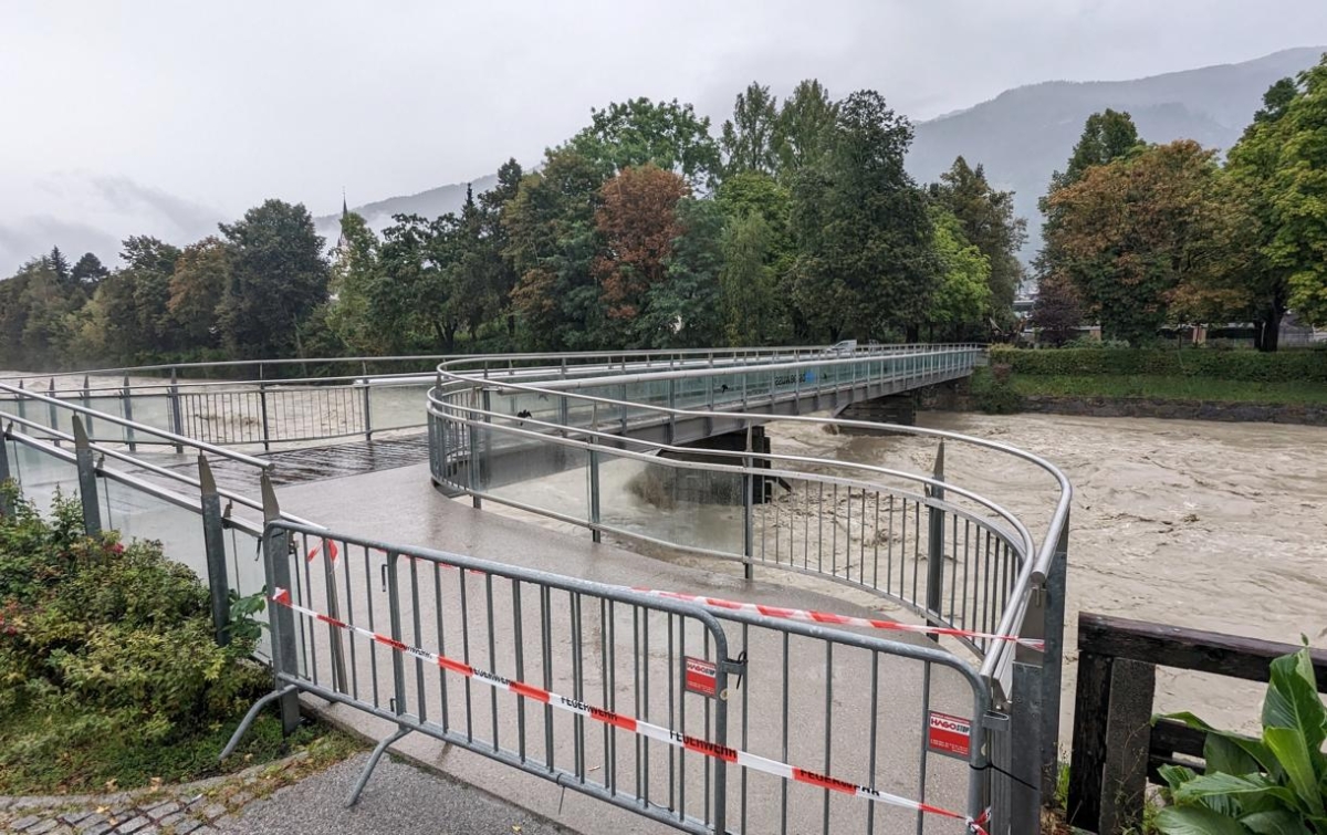 Hochwasserwarnung: Radweg- und Br&uuml;ckensperre in Lienz