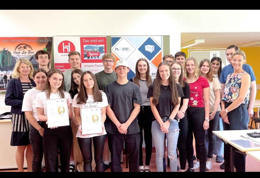 HAK-Sch&uuml;lerInnen freuen sich &uuml;ber Zertifikate