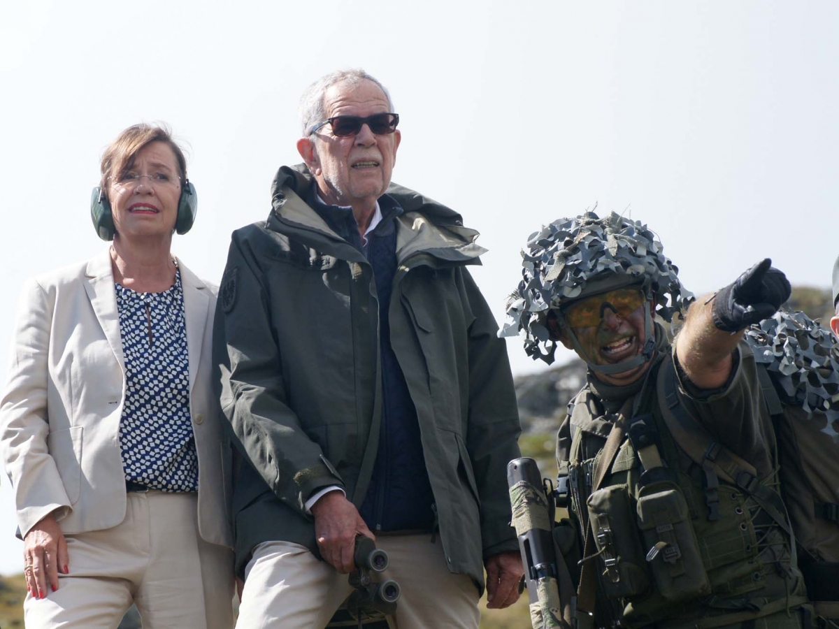 Hoher Besuch bei Tiroler Hochgebirgsj&auml;ger-&Uuml;bung