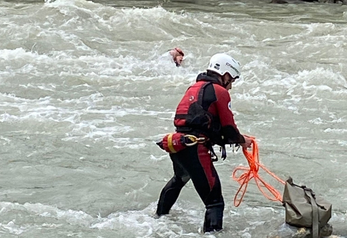 Wasserrettung sichert Gefahrenstelle in Isel ab