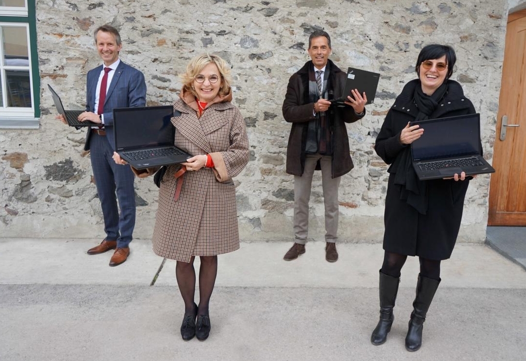 Versicherung spendet Laptops f&uuml;r Lienzer Schule 
