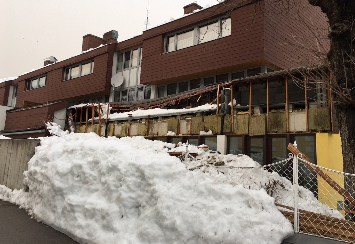 Schaden durch Dachlawine am Kolpinghaus Lienz