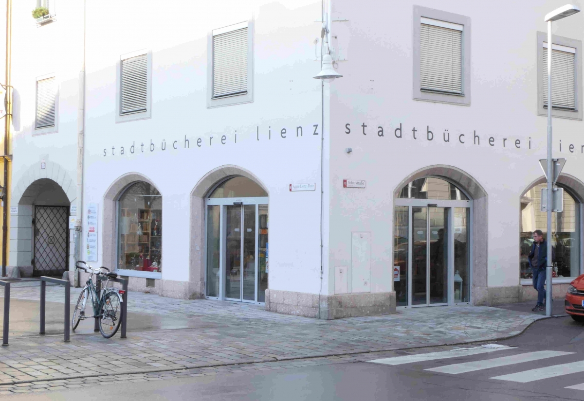 Stadtb&uuml;cherei verteilt w&auml;hrend des Lockdowns &bdquo;B&uuml;chersackl&ldquo;