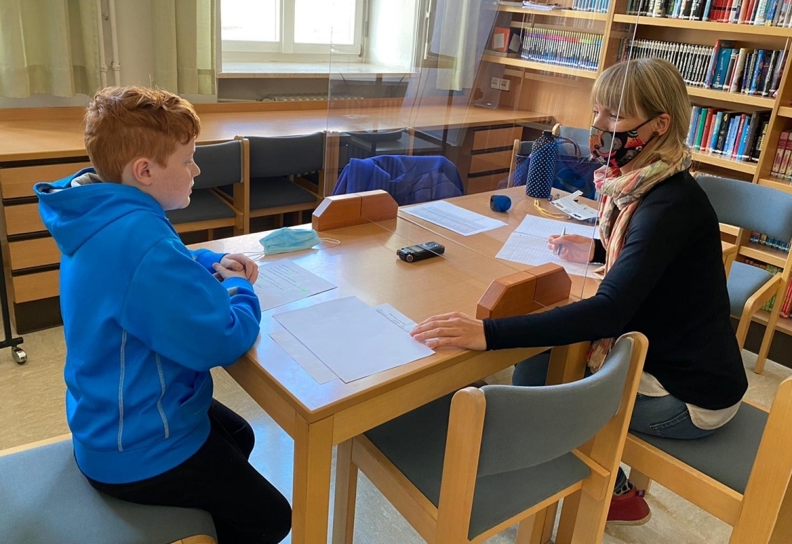 Allerheiligen: Gebete von Jugendlichen am Friedhof zu h&ouml;ren