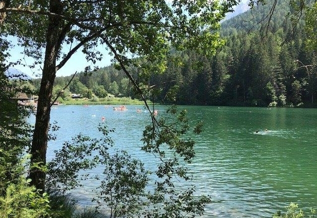 Burgunderblutalgen f&auml;rbten Tristacher See rot